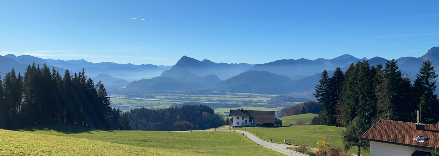 Vor dem Schulhaus - Blick ins Tal